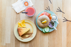 Bagel zalm menu met cheesecake